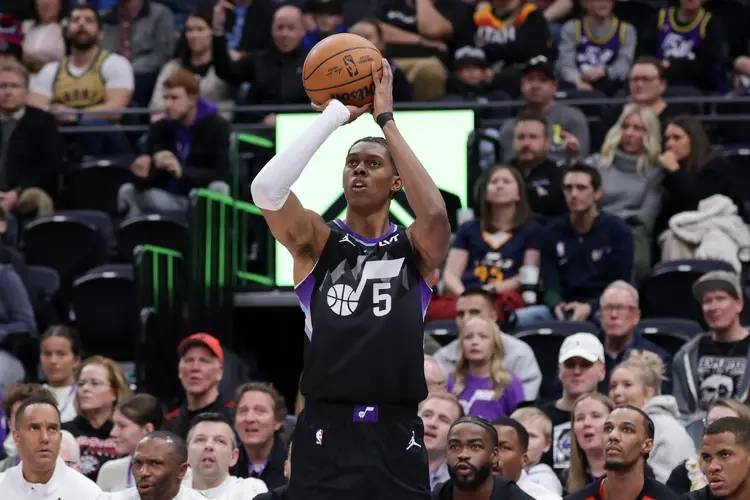 再见里夫斯!火箭、湖人、爵士和热火酝酿四方交易,2米01前空降休斯顿