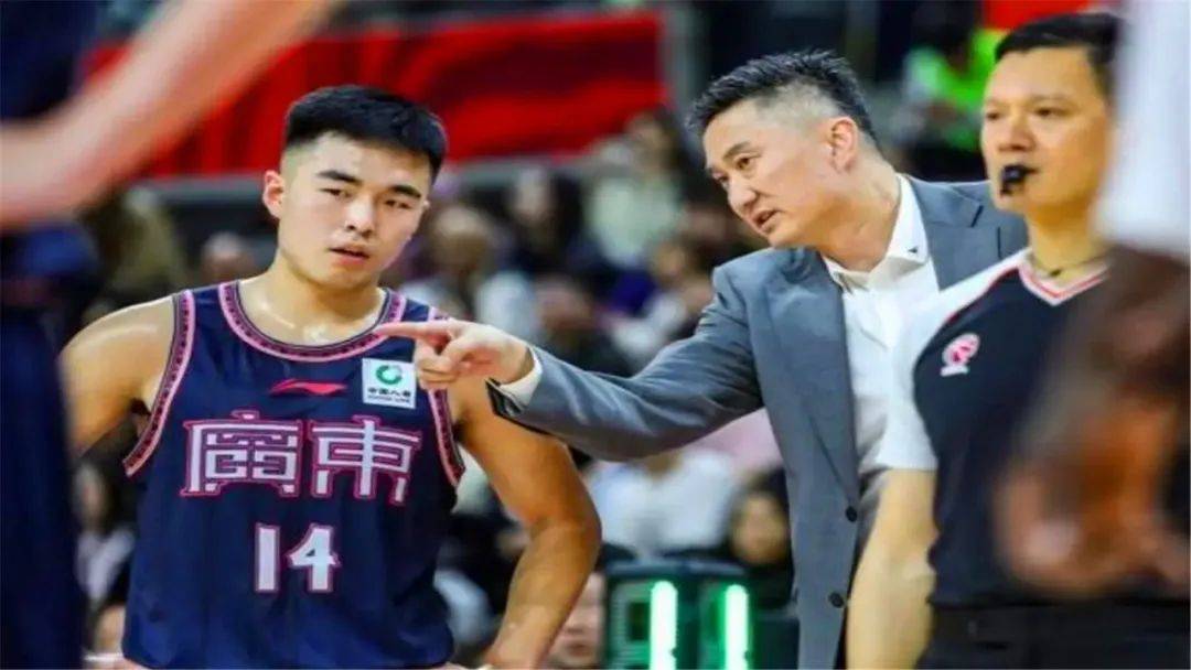 CBA三消息!杜锋爱徒拒绝百万年薪,曝赵睿加盟北京队,周琦拍手叫好