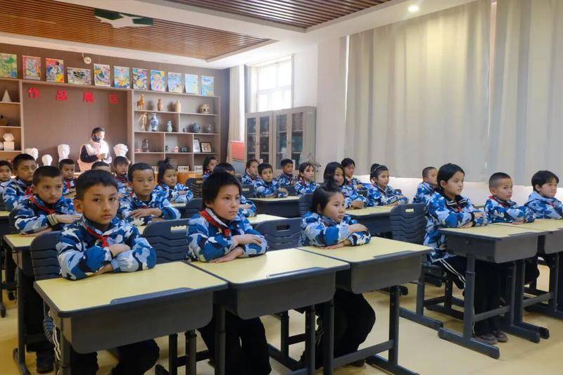 百分爱心暖边疆 足球传递赣疆情