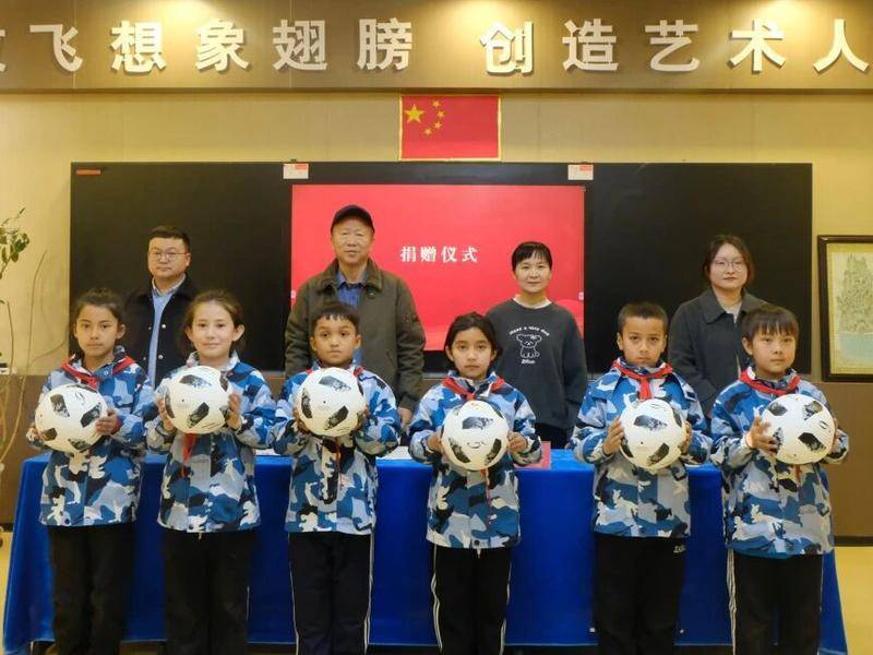 百分爱心暖边疆 足球传递赣疆情